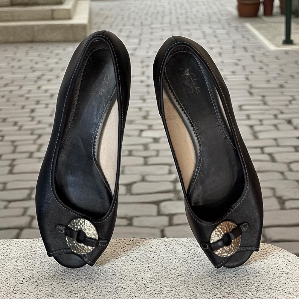 🆕CLARKS ARTISAN peep toe Black Flats with decorative hammered silver circle sz 9